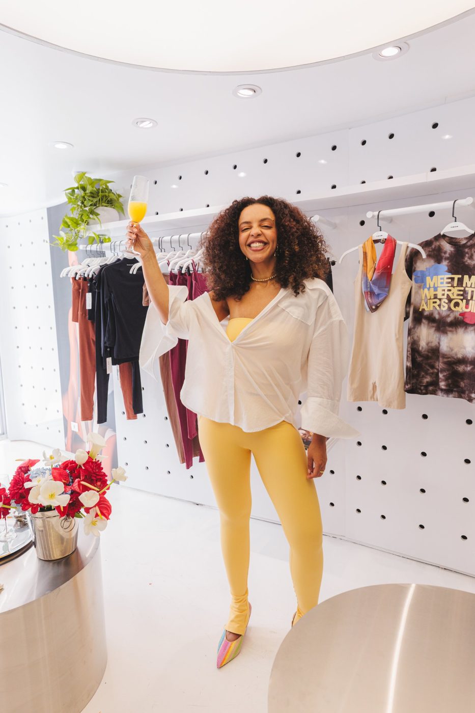Cliente de top e legging amarelos dentro da loja