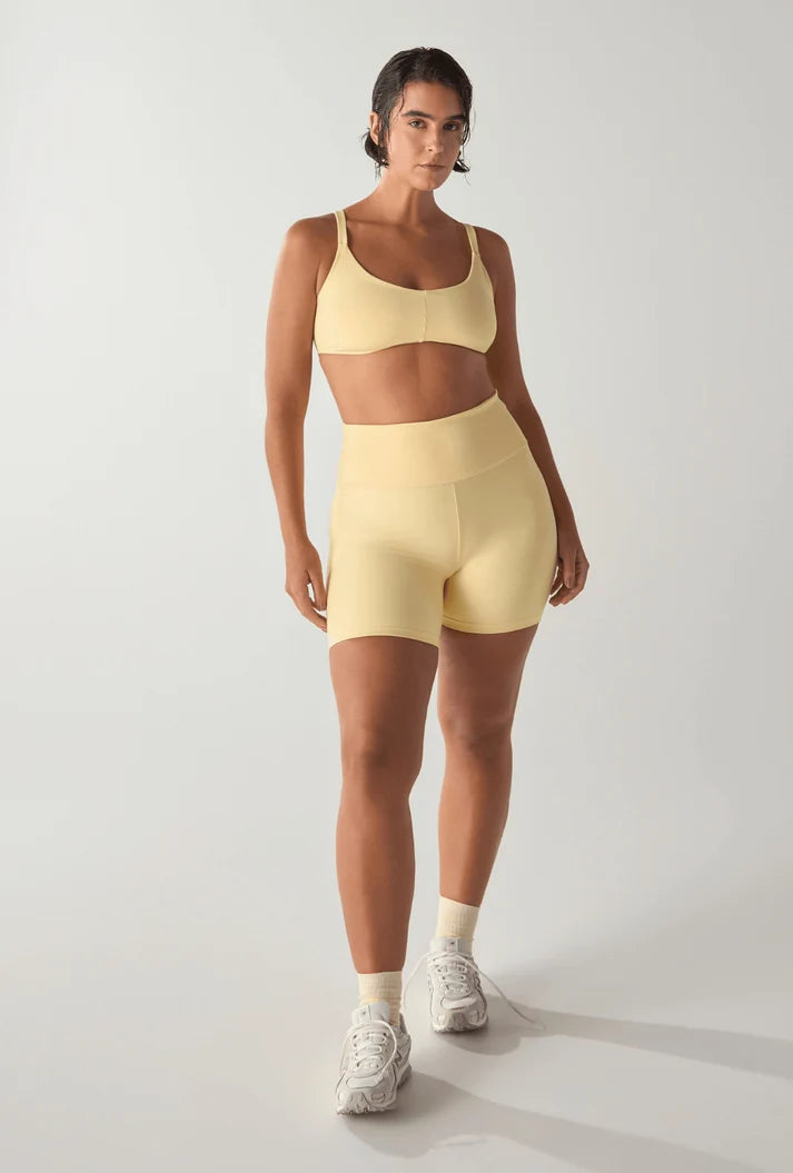 Top e short amarelos