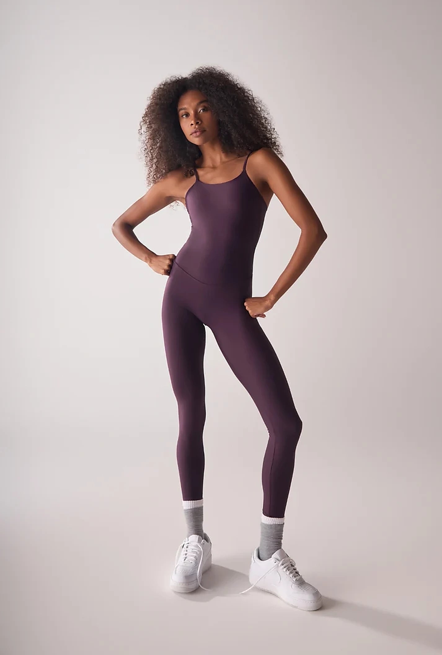 Modelo com jumpsuit vinho de alça fina