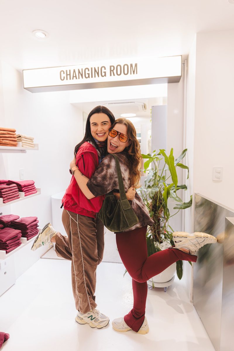 Duas amigas abraçadas na frente do provador
