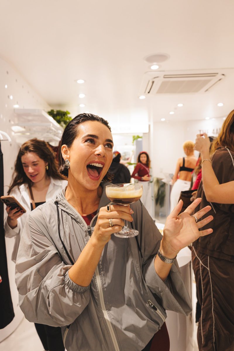 Cliente de jaqueta cinza brindando com café