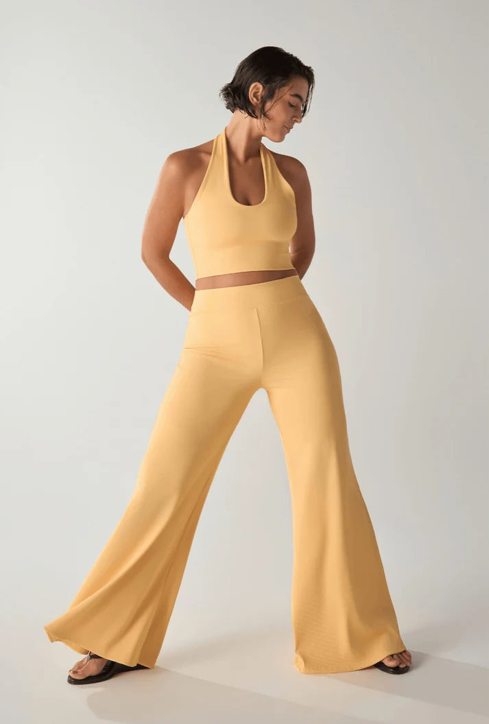 Top frente única e calça wide caneladas amarelas